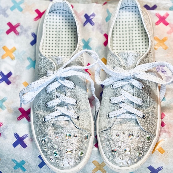 Shoes - 💋3 / $40💋 Silver Bling Sneakers Sz 8